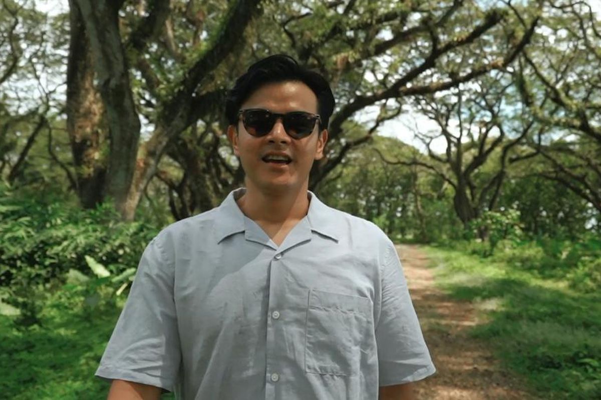 Aktor dan Travel Enthusiast, Dion Wiyoko saat berwisata di De Djawatan, Banyuwangi, Jawa Timur.