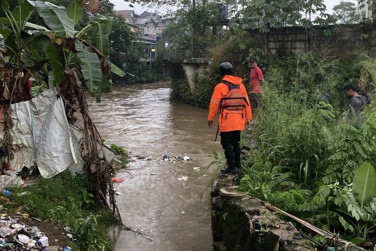 Tim SAR gabungan melakukan evakuasi korban tenggelam di Kali Ciluar, Desa Cimandala, Kecamatan Sukaraja, Kabupaten Bogor, Jawa Barat, Minggu (30/6/2024)