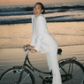Gal Gadot Tampil Unik, Bersepeda di Pantai Pakai Pantsuit Putih