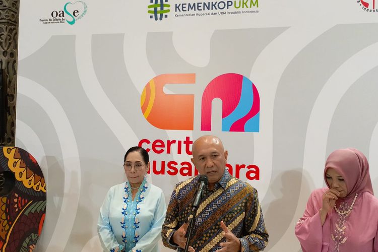 Suzana dan Teten Masduki Pada Gelaran Cerita Nusantara 2023 di JCC, Jakarta Pusat pada Selasa (28/11/2023).