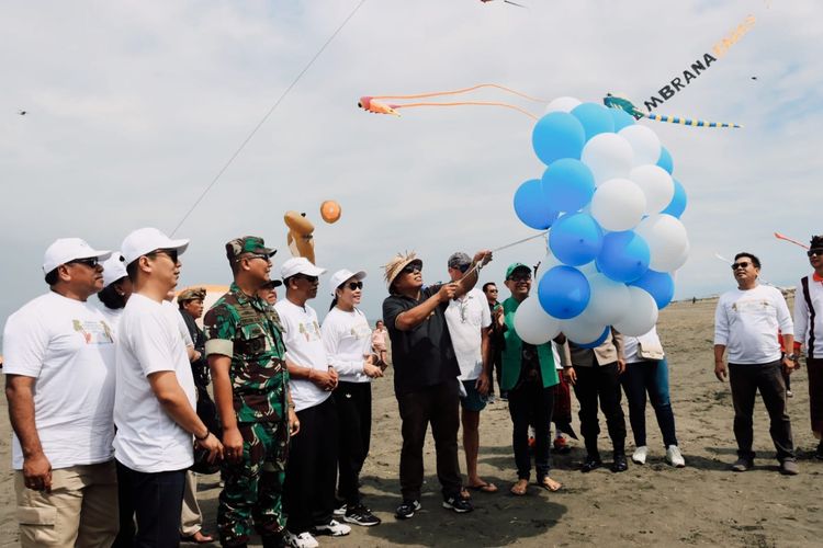 International Kite Festival 2023 atau Lomba Layang-layang Internasional berlangsung meriah di Sirkuit All In One di Desa Pengambengan, Jembrana, Bali, Jumat (18/8/2023).
