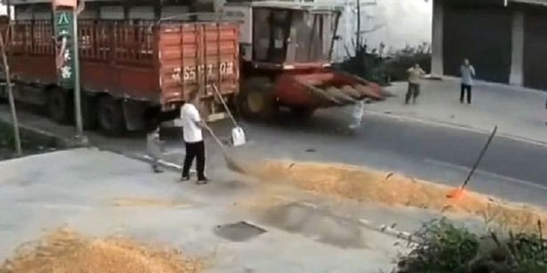 Potongan rekaman video yang viral di Bozhou, China, memperlihatkan seorang bocah ditabrak mesin pemanen saat menyeberang jalan. Ajaibnya, bocah itu selamat.