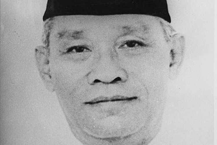 Menteri Kesehatan pertama di Indonesia, Boentaran Martoatmodjo, pada periode 19 Agustus 1945-14 November 1945
