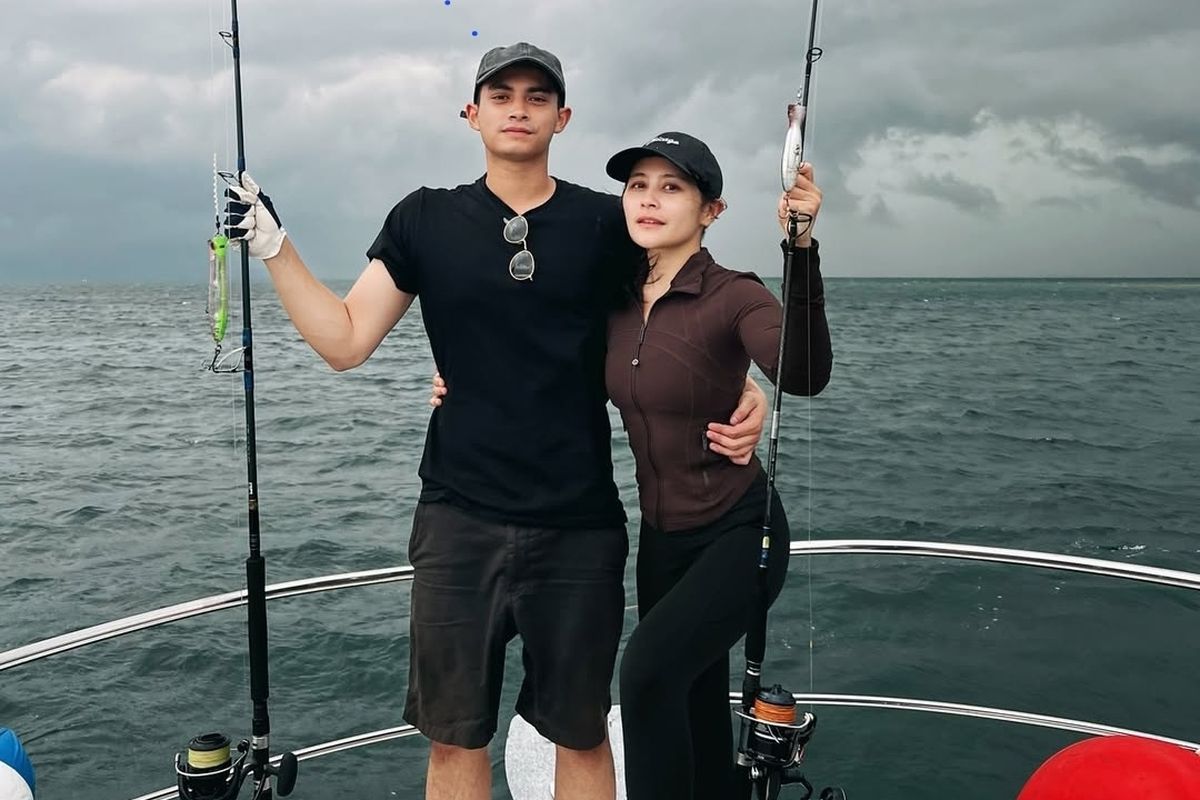 Prilly Latuconsina dan Omara Esteghlal memancing di laut.