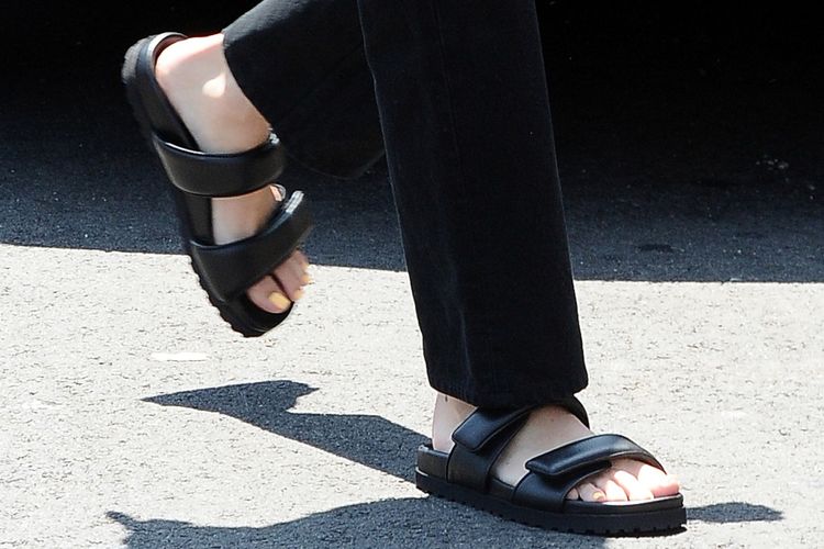 Sandal jelek yang nyaman dipilih Kendall Jenner.