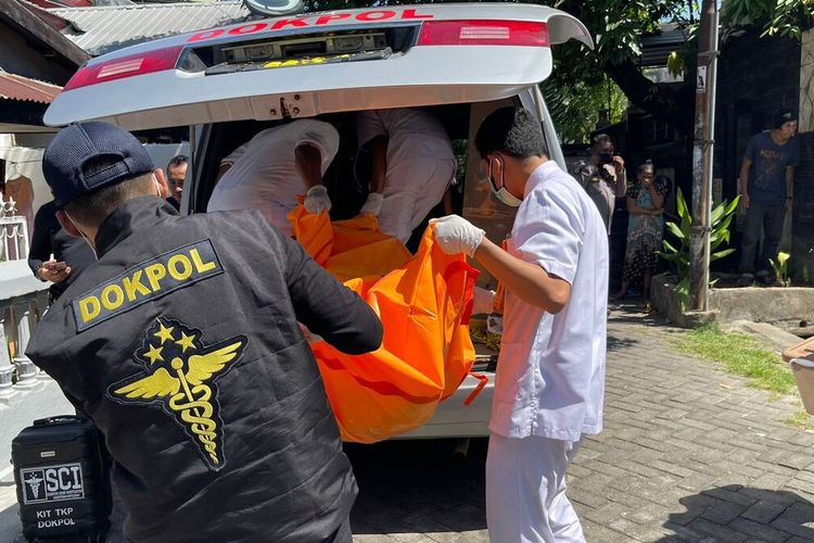 Tim Dokpol Biddokkes Polda Sulsel yang melakukan pemeriksaan dan mengevakuasi jasad pria tanpa busana yang ditemukan dalam kondisi membengkak dan mengeluarkan bau di dalam rumah kosong di Kawasan BTN Hartaco Indah, Kecamatan Tamalate, Kota Makassar, Sulsel, pada Sabtu (29/7/2023).