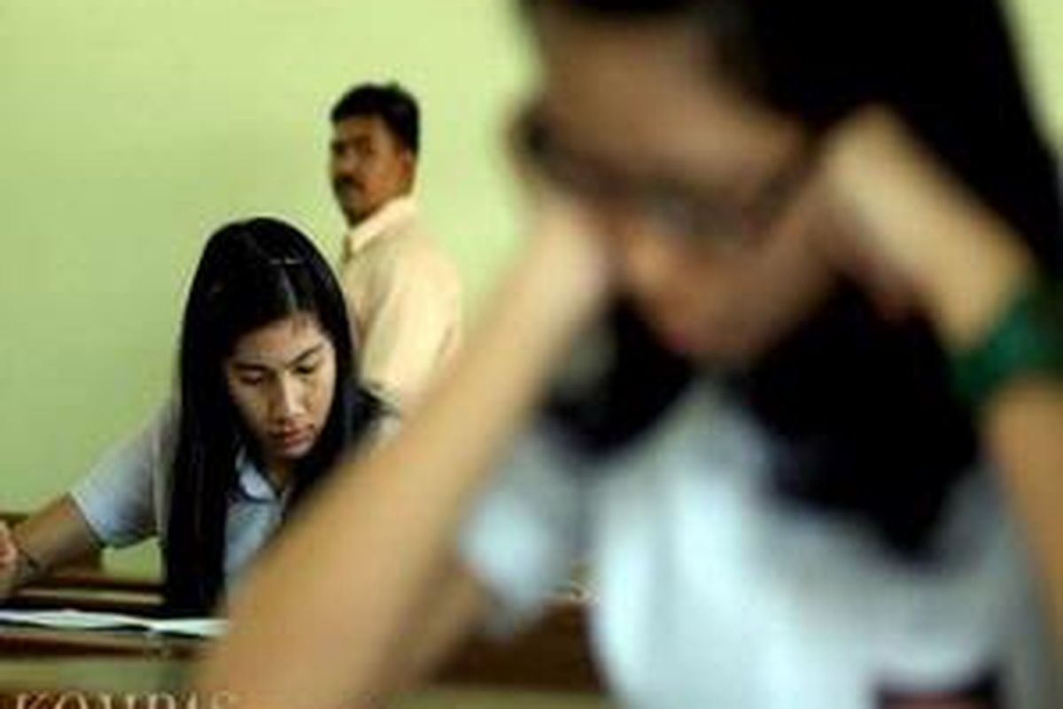 Ilustrasi: Ujian Kejar Paket C di Gresik mulai hari ini, Selasa (23/6). Ujian diikuti oleh 974 peserta terdiri dari 259 siswa SMA yang tidak lulus Ujian Nasional, tiga siswa asal Gresik yang sekolah di Surabaya dan tidak lulus UN, serta 713 siswa program Kejar Paket C Reguler se-Kabupaten Gresik.