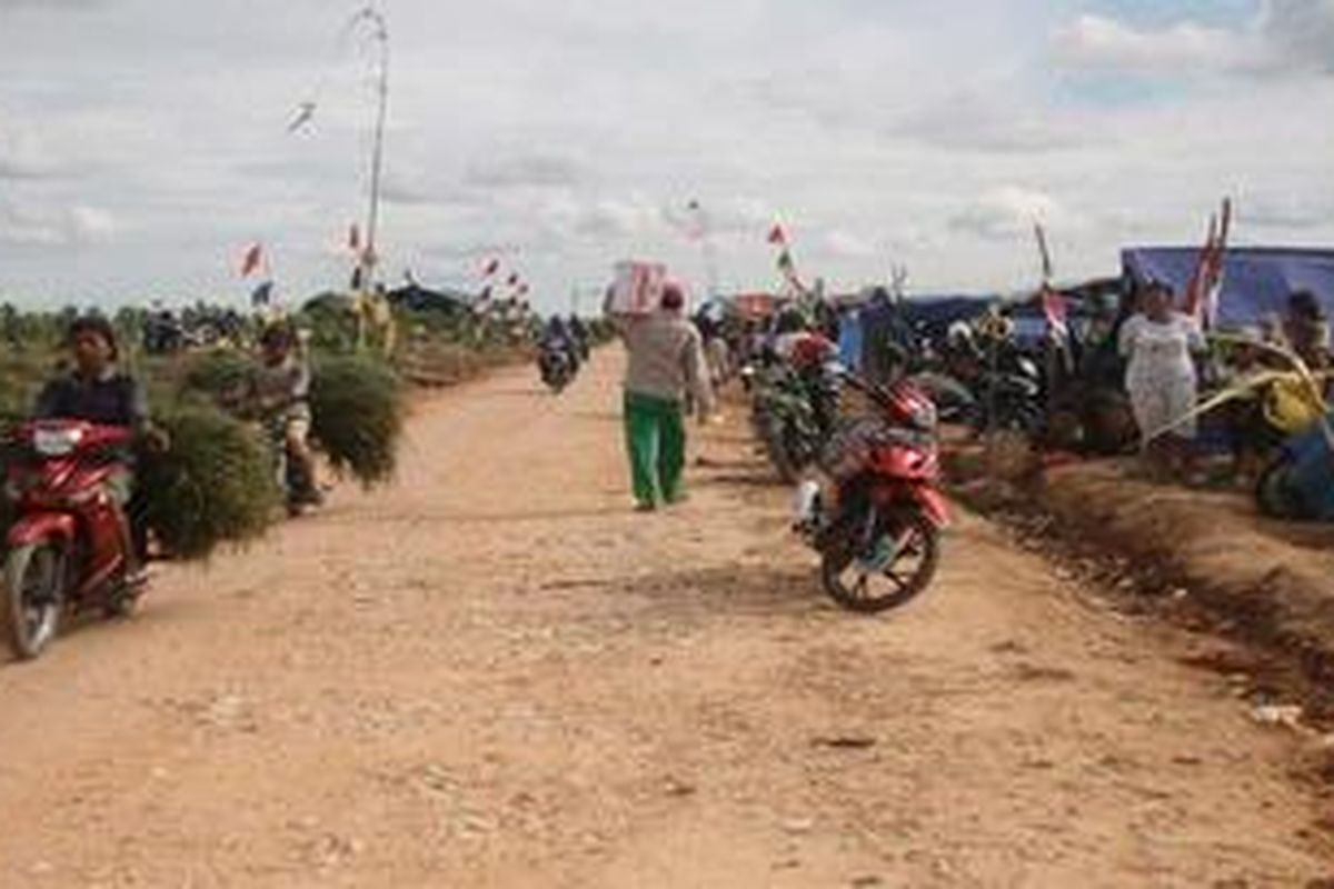 Warga yang kembali menduduki register 45 di daerah Tugu Roda, Kabupaten Mesuji, Lampung mendirikan ratusan tenda di lokasi izin Hak Pengusahaan Hutan Tanaman Industri PT Silva Inhutani Lampung itu, Minggu (25/12/2011). Padahal, di lokasi itu sudah dilakukan penggusuran pada September 2011 lalu.