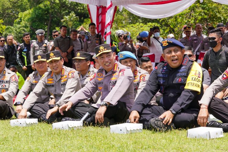 Kapolri Jenderal Listyo Sigit Prabowo makan bareng anggota sambil lesehan di KTT G20, Bali, Minggu (6/11/2022). 
