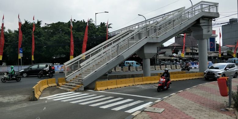 Kondisi Jembatan Penyeberangan Orang (JPO) di Jalan Dewi Sartika, Cawang, Jakarta Timur, tampak tidak terawat, Selasa (19/11/2019).