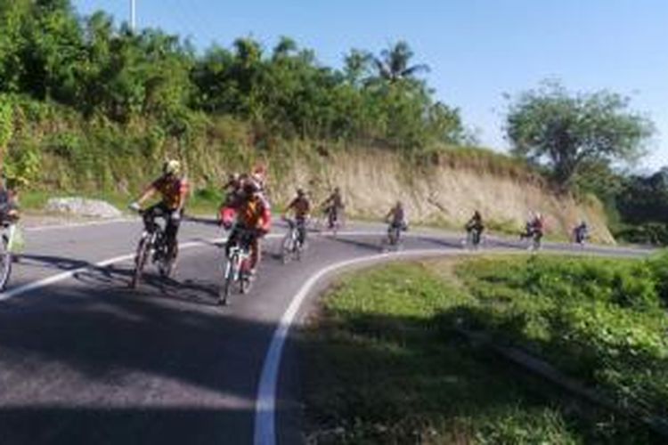 Peserta Kompas Jelajah Sepeda Manado-Makassar melewati jalur tanjakan dari Poso menuju Pendolo, Sulawesi Tengah, Senin (25/8/2014).