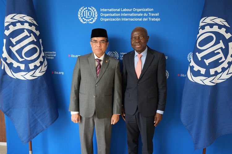 Menteri Ketenagakerjaan (Menaker) Republik Indonesia (RI), Yassierli, berfoto bersama Direktur Jenderal (Dirjen) ILO, Gilbert F. Houngbo, usai melakukan pertemuan bilateral di sela-sela Konferensi Perburuhan Internasional (International Labour Conference/ILC) ke-113 di Jenewa, Swiss, Senin (9/6/2025).