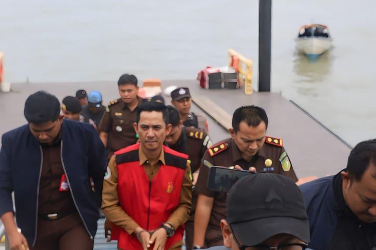 Kepala Desa Perayun berinisial TM saat dijemput oleh petugas Kejari Karimun, Selasa (12/8/2025)