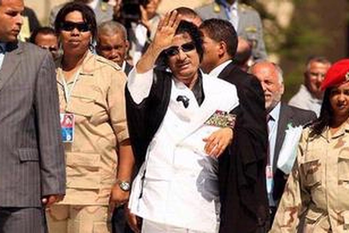 Moammar Khadafy dan pengawal-pengawal perempuannya.