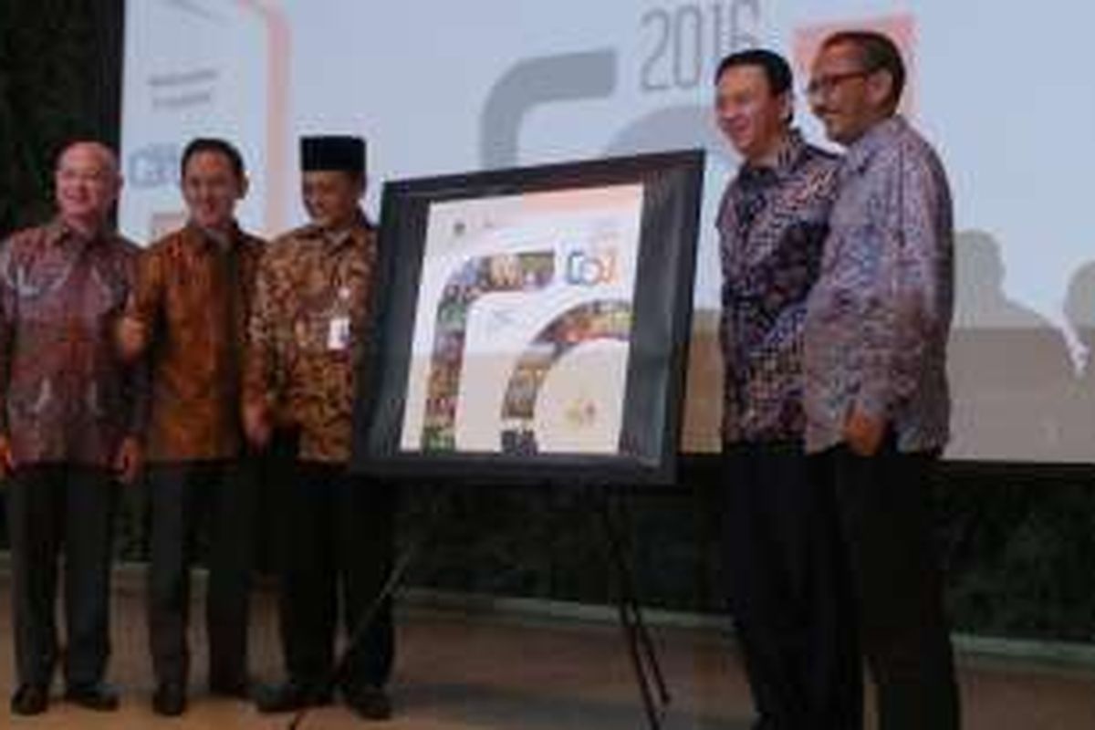 Gubernur DKI Jakarta Basuki Tjahaja Purnama bersama Director Group of Magazine Kompas Gramedia Erwin Siregar (kiri Basuki) dalam acara 