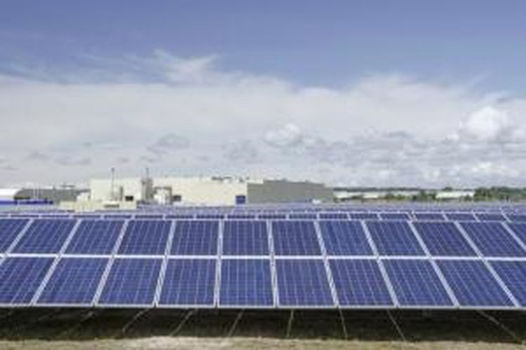 13.000 panel surya dipasang di dekat pabrik mesin Toyota, North Wales.