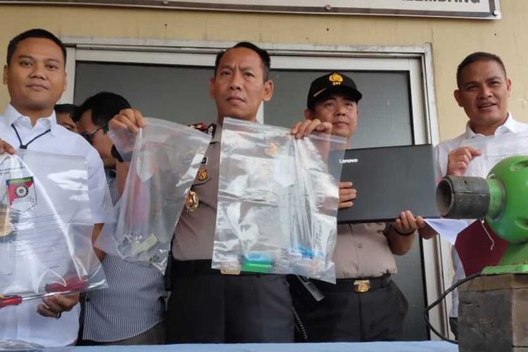 Kapolrestabes Palembang Kombes Pol Anom Setiyadji saat melakukan gelar perkara di depan ruang jenazah Rumah Sakit (RS) Bhayangkara Palembang, usai menembak mati Hendri alias Tojang (35) yang merupakan pelaku pencurian, Kamis (14/2/2020).