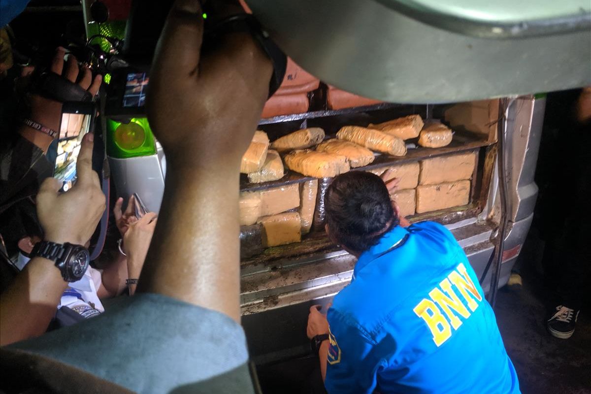 Penggeledahan Mobil yang diduga menyelundupkan ganja oleh BNN di Pelabuhan Tanjung Priok