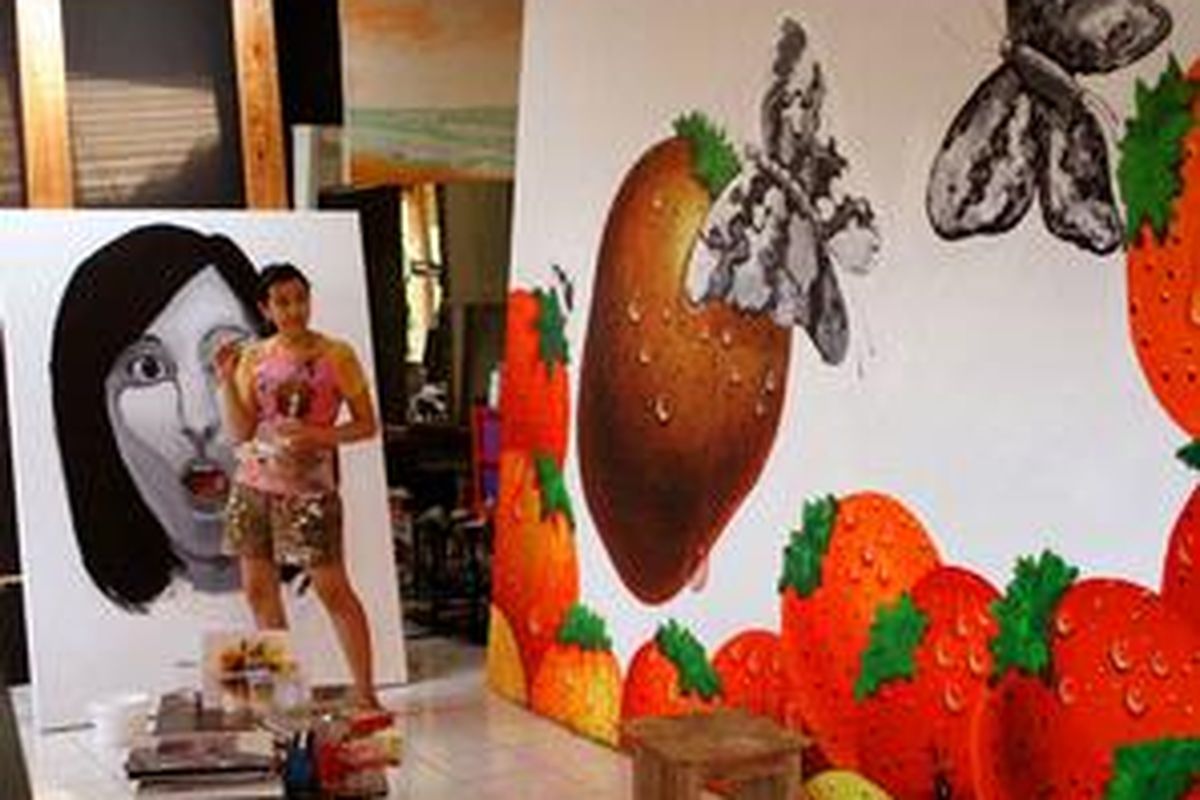 Lantaran melukis, Ellawijt memeroleh beasiswa di School of Art Institute Chicago, AS. 