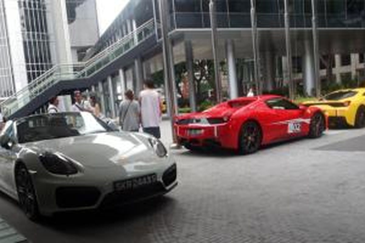 Porsche Boxter GTS (putih) dan Ferrari berplat nomor 