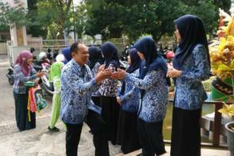 Orang tua mengantarkan anaknya di SDN Model Banyuwangi. Bupati Banyuwangi mengijinkan PNS untuk mengantar  anaknya di hari pertama di sekolah.