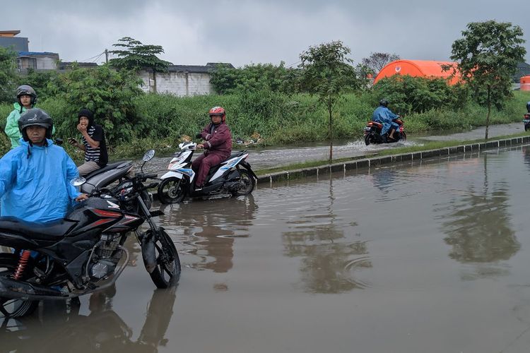 Warga yang tak bisa lewat jembatan Alamanda Periuk Kota Tangerang karena akses tertutup air banjir, Senin (3/2/2020)