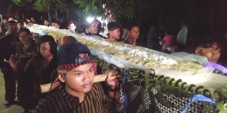 Warga mengarak kerupuk puli sepanjang 15 meter saat peringatan Nisfu Syaban di Desa Kendengsidialit, Kecamatan Welahan, Kabupaten Jepara, Jawa Tengah, Minggu (21/4/2019) malam.