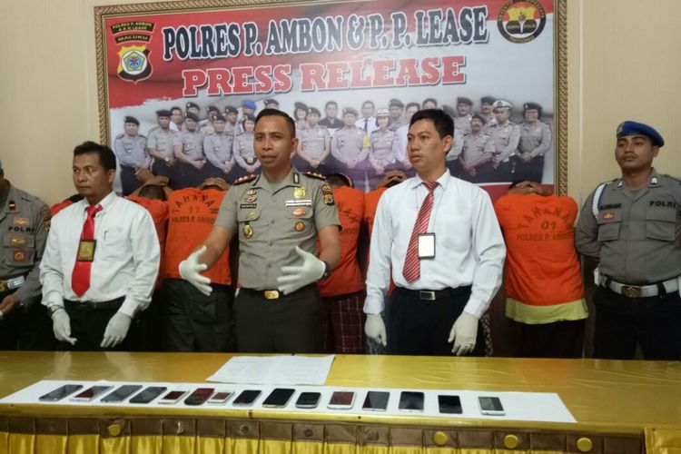 Kapolres Pulau Ambon, AKBP Sucahyo Hadi didampingi Kasat Reskrim Polres Pulau Ambon, AKP Teddy saat menggelar tersangka dan barang bukti kasus penjambreta dan pencurian kendaraan bermotor di Ambon, Sabtu (128/2017)