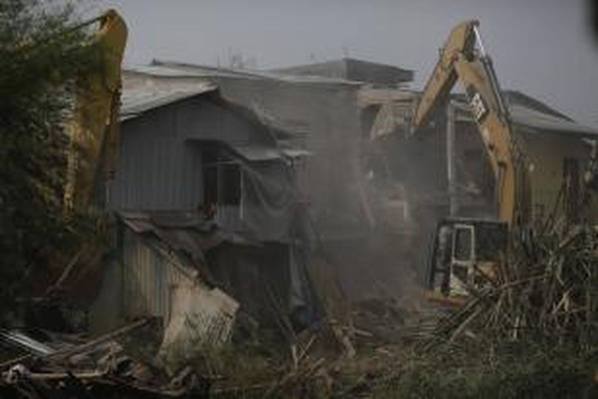 Alat berat meratakan hunian di bantaran Kali Ciliwung di Kampung Pulo, Kelurahan Kampung Melayu, Jakarta Timur, Jumat (21/8/2015). Proyek normalisasi Kali Ciliwung terus dilakukan, pembongkaran hunian kembali dilakukan setelah penghuni dipindah ke Rusunawa Jatinegara Barat.