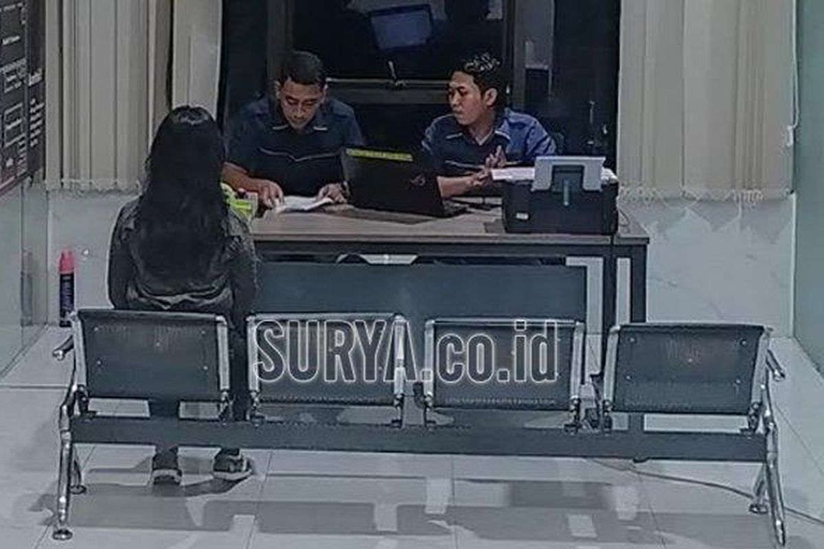 Korban NR melaporkan kasusnya ke ruang pelayanan masyarakat di Gedung Ditreskrimsus Mapolda Jatim, Jumat (17/5/2024) malam. (Surya.co.id/ Luhur Pambudi)