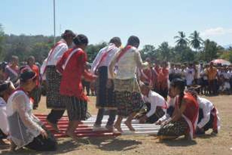 tarian Sanggu Alu dari pelajar SMP Katolik Waemokel ikut memeriahkan perayaan HUT ke-71 RI, Rabu (17/8/2016).