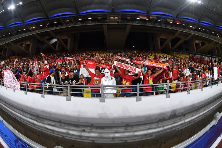 Aksi suporter Indonesia dalam mendukung Timnas U-16 Indonesia di Piala Asia U-16 2018 saat menghadapi Vietnam di Stadion Bukit Jalil, 24 September 2018. 