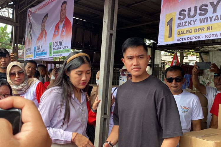 Ketua Umum PSI Kaesang Pangarep dan istrinya Erina Gudono blusukan ke Pasar Meruyung Tiga Putra, Kelurahan Meruyung, Kecamatan Limo, Kota Depok, Rabu (17/1/2024). 