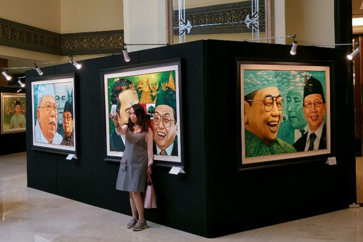 Pelukis Nabila Dewi Gayatri (48) membuka pameran tunggal seni rupa dengan karyanya. Pameran bertajuk Sang Maha Guru tersebut diadakan di Lagoon Lounge, The Sultan Hotel, Senayan, Jakarta Pusat mulai 22-30 November 2018.