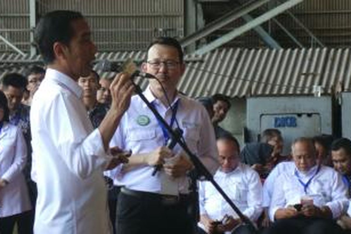 Presiden Joko Widodo membagikan Kartu Indonesia Sehat, di Cilincing, Jakarta Utara, Selasa (28/4/2015).