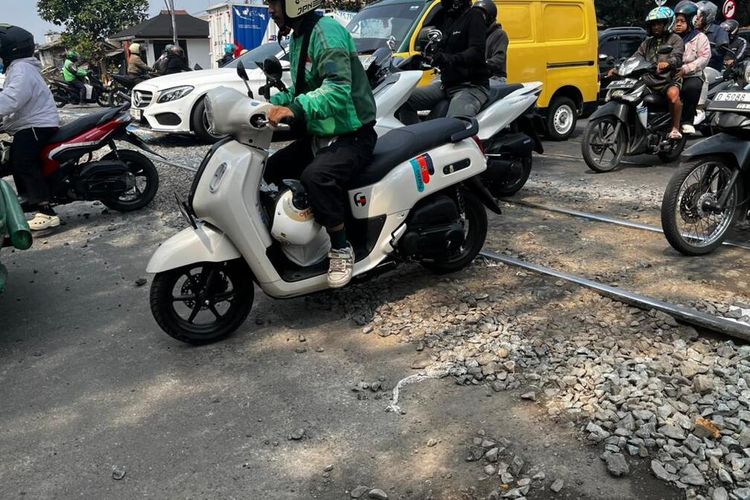 Viral Serakan Batu Kerikil Sulitkan Pengendara Lewati Rel Kereta di Laswi Bandung, Begini Penjelasan KAI