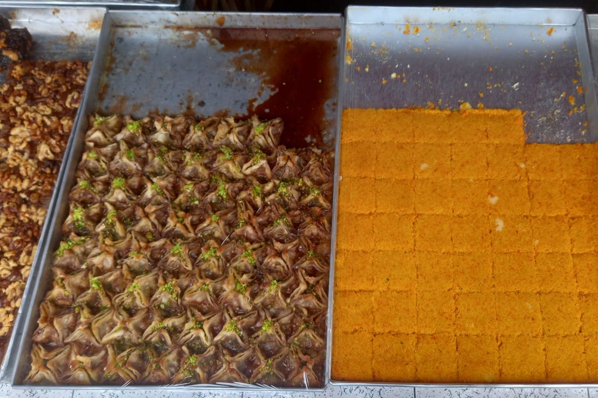Kunafa King Condet adalah kedai yang menjual aneka dessert khas timur tengah