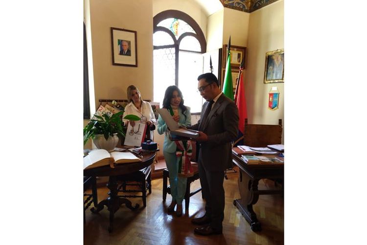 Gubernur Jawa Barat Ridwan Kamil memberikan cinderamata kepada Wali Kota Assisi Stefania Proietti, Sabtu (21/5/2022)
