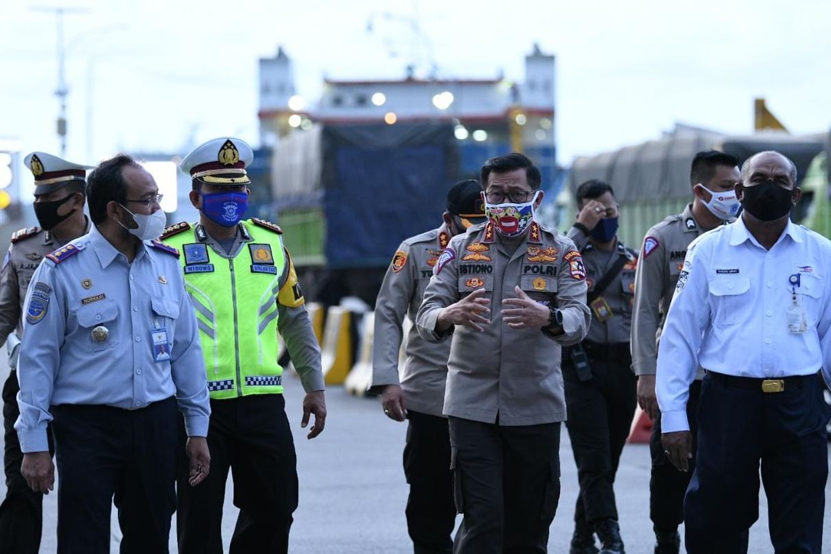 Kakorlantas Polri Irjen Pol Istiono meninjau Operasi Ketupat Covid-19 2020 di Pelabuhan Merak, Minggu (26/4/2020).