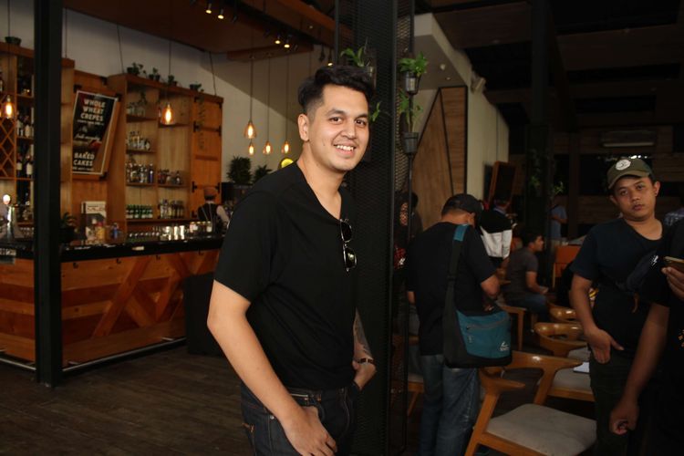 Kevin Julio berpose disela sesi wawancara preskon Film Teman Kondangan di Ecology Bistro Kemang, Mampang Prapatan, Jakarta Selatan, Jumat, (20/12/2019). Pada film tersebut Kevin Julio berperan sebagai Juna.