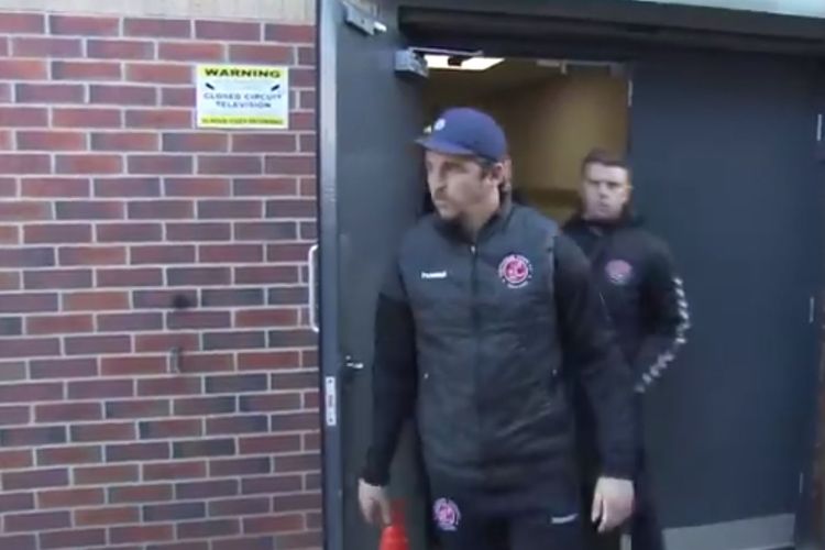 Mantan gelandang Manchester City yang kini menjadi manajer Fleetwood Town, Joey Barton, meninggalkan Stadion Oakwell sebelum dicegat polisi pada Sabtu (13/4/2019).