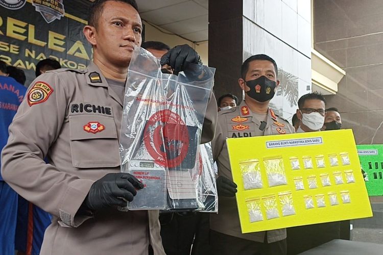 Kapolres Karawang AKBP Aldi Subartono beserta jajaran menunjukkan barang bukti penangkapan 11 tersangka peredaran narkotika saat press release di Mapolres Karawang, Senin (6/6/2022). 
