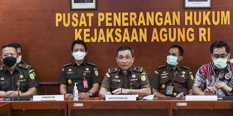 A file photo of Head of the Legal Information Center at the Attorney General's Office of Indonesia, Leonard Eben Ezer Simanjuntak (center) and other officials during a press conference at the Attorney General's Office building on December 12, 2020. 