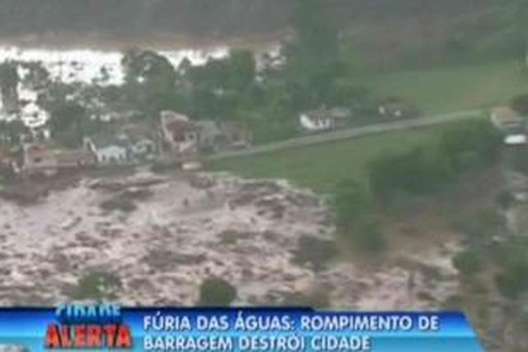 Gambar tanyangan televisi yang menunjukkan banjir lumpur menutupi area di sekitar bendungan yang jebol di kawasan pertambangan di Brasil.