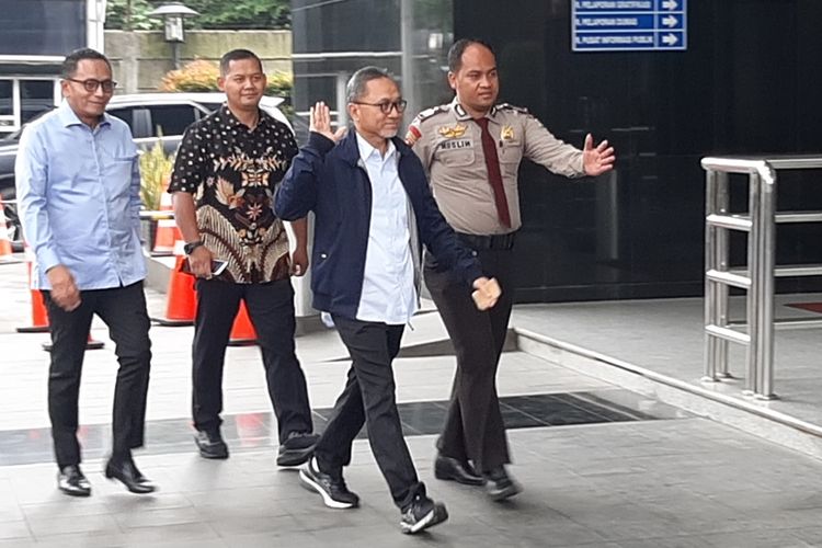 Mantan Menteri Kehutanan Zulkifli Hasan tiba di Gedung Merah Putih KPK untui diperiksa sebagai saksi kasus suap alih-fungsi lahan di Riau, Jumat (14/2/2020).