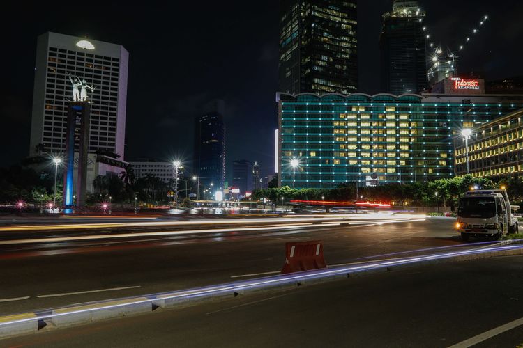Hotel Indonesia Kempinski Jakarta menyalakan lampu-lampu kamar hingga membentuk lambang hati berukuran besar, Senin (22/4/2020). Aksi ini sebagai bentuk dukungan dan apresiasi terhadap tenaga medis di tengah pandemi Covid-19.