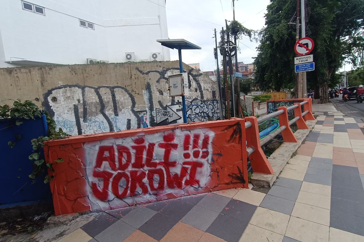 Vandal 'ADILI JOKOWI' di salah satu jalan Surabaya, Jumat (7/2/2025).