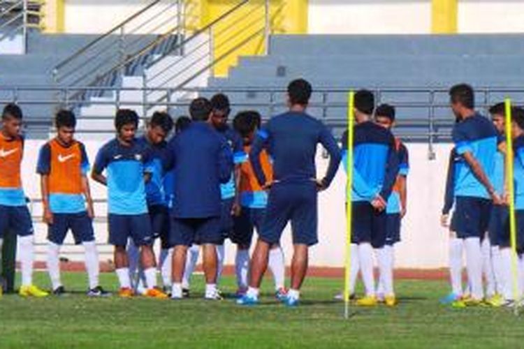 Pemain Tim Nasional Indonesia U-19 mendengarkan instruksi pelatih Indra Sjafri saat berlatih di lapangan GOL Universitas Negeri Yogyakarta (UNY), Kamis (4/9/2014) pagi. 