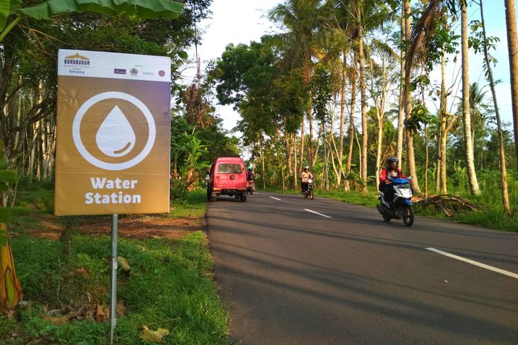 Titik penyediaan minuman di salah satu lintasan Borobudur Marathon di Desa Wringinputih Borobudur Magelang, Kamis (15/11/2018).