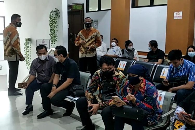 Keluarga Bibi Andriansyah saat menunggu sidang di Pengadilan Agama Jakarta Barat